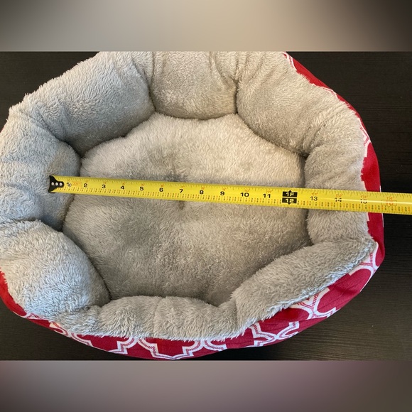 SOLD Small red/white pet bed, fluffy and soft, dog or cat - Picture 12 of 12